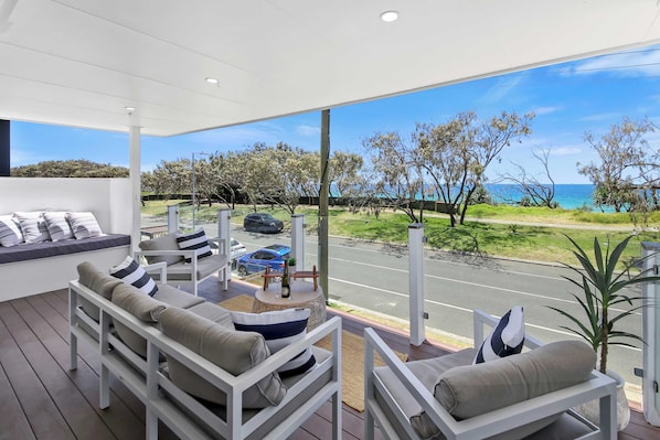 Fronting Buddina's beachfront, this elevated balcony offers ample seating to soak up the refreshing sea breezes and elevated ocean vistas.