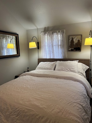 Queen bed, two side tables. 43” Samsung smart tv. A/C, ceiling fan