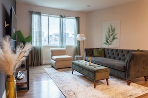 Step into our living room and immerse yourself in a vibrant and colorful atmosphere that exudes energy and charm. #VibrantLiving #ColorfulVibes