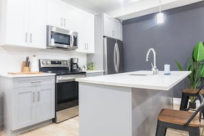 Enjoy the open layout while preparing meals. Modern appliances, ample space, and a dining area with a view make cooking a pleasure. #FunctionalSpace #CulinaryCreativity