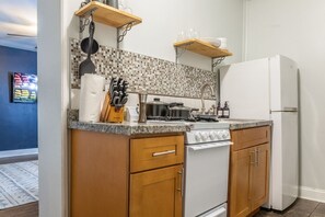 A well designed kitchen with all the appliances and the utensils, Bring out your inner chef with this wonderful kitchen !
