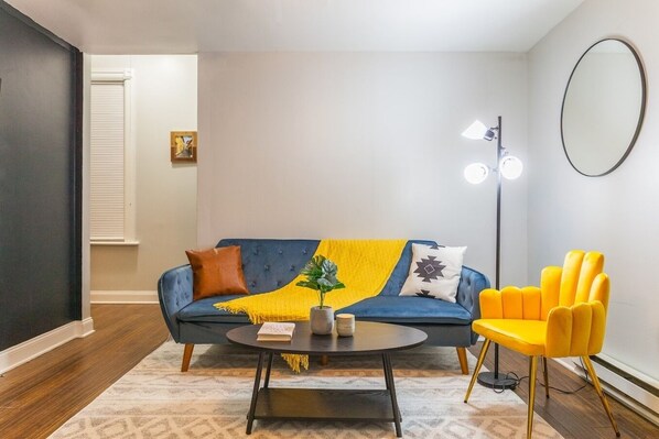 Step into our living room and immerse yourself in a vibrant and colorful atmosphere that exudes energy and charm. #LightandBright #VibrantLiving