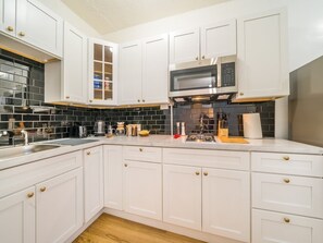 A modern and well-equipped kitchen perfect for culinary adventures. #culinaryAdventures #CookingParadise