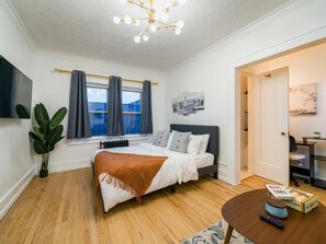 Bedroom with a queen sized bed and hotel quality linens #cozy #hotellinen 