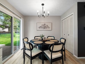 Charming dining nook with garden views 🌳🍽️. This cozy space features elegant seating for six, a modern chandelier, and sliding doors that bring the outdoors in—perfect for intimate meals or sunny breakfasts! ☀️🥐