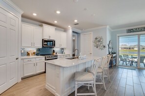 Kitchen & Bar