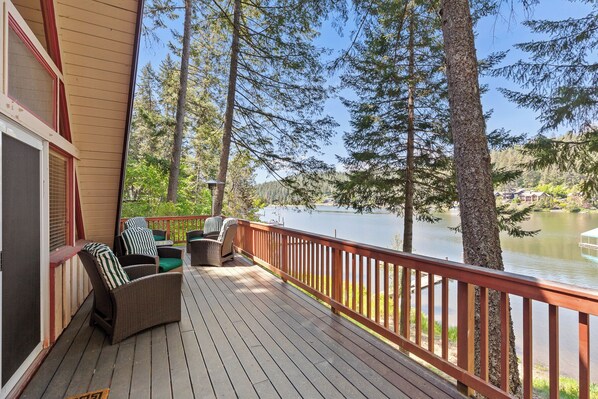 Wake up by the lake and spend the day soaking in these amazing views!