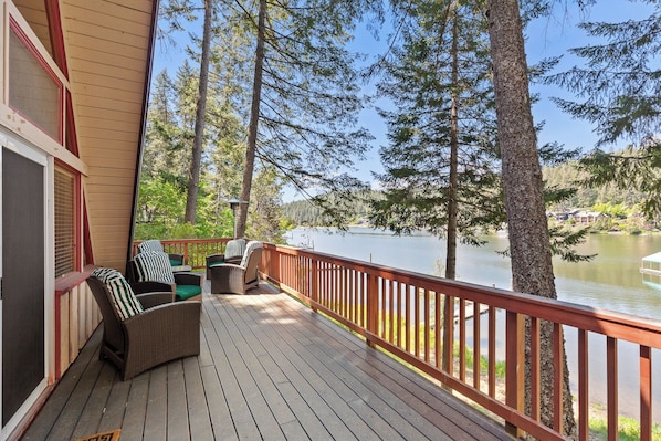 Wake up by the lake and spend the day soaking in these amazing views!