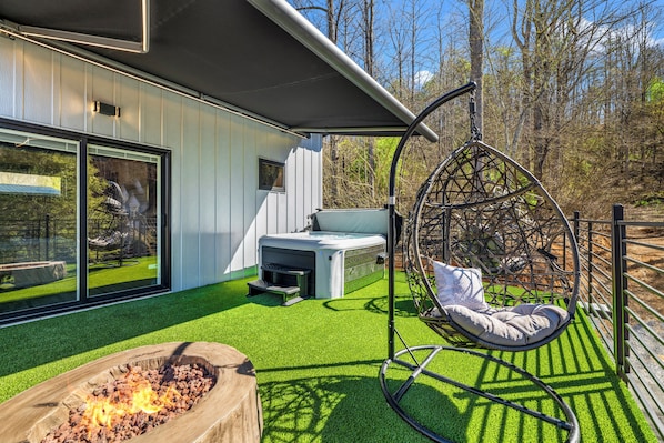Kick back in the hanging chair, warm up by the fire, or enjoy a peaceful soak in the rooftop hot tub.