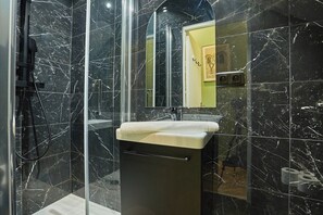 salle de bain N2 avec toilette