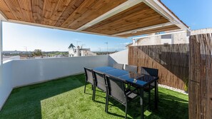 Private patio with BBQ—your sunny sanctuary for outdoor meals, lounging, or stargazing.
#PatioLife #BBQTime #PortimaoViews #OutdoorLiving