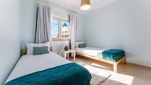 Bright twin bedroom, perfect for friends or kids, with simple lines and cheerful decor.
#TwinRoom #FamilyFriendlyStay #AlgarveWithKids #PortimaoHoliday