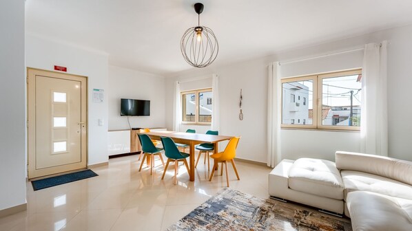 Spacious and sun-drenched living room with bold colors and a cozy vibe—perfect for relaxing after a beach day.
#PortimaoStay #LivingRoomGoals #AlgarveRental #ModernDesign