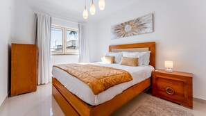 Comfort meets style in this queen-bed suite with fresh linens and natural light—ideal for restful nights.
#QueenBedComfort #PortimaoRental #BedroomDesign #StayInStyle