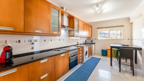 Fully equipped kitchen with sleek appliances and all the essentials for home-cooked meals or quick breakfasts.
#FullyEquippedKitchen #PortimaoApartment #SelfCatering #AlgarveLiving