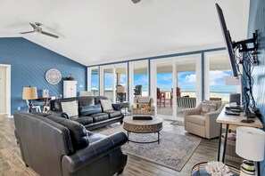 Bluegrass Beach can accommodate up to 14 guests and 2 dogs