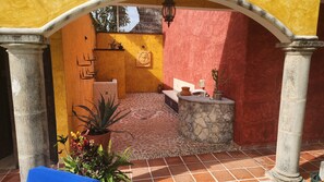 Diver's Paradise: Dedicated rinse tank/rack, seating area & outdoor shower.