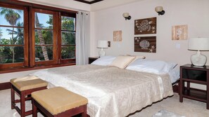 Bedroom 2 with King bed or 2 twins