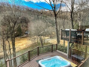 Right on the river, Almost Heaven has it all! Comfort, stunning views, and it is located on the North Toe River with golf course views!