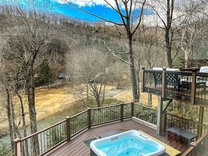 Right on the river, Almost Heaven has it all! Comfort, stunning views, and it is located on the North Toe River with golf course views!