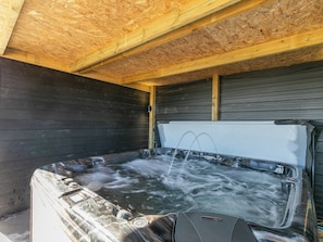 Jacuzzi | Lodge 2 - Fieldview Fishery, Saltfleetby