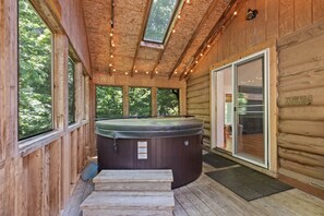 Indoor spa tub