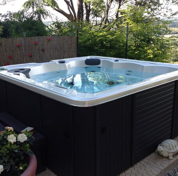 Outdoor spa tub