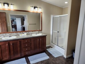 3-Bedroom house bathroom