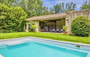 The Pool and Entertaining space - ping pong table inside and table for 15