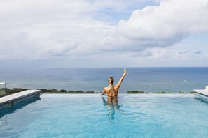 Piscina no piso superior