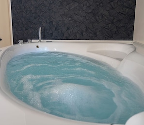 Indoor spa tub