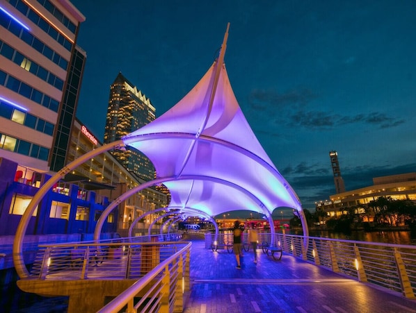 5 min to Tampa's Riverwalk