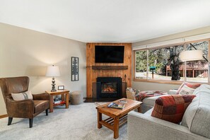 A cozy cabin feel, a crackling fire, and plenty of room to enjoy both the company and the magnificent views.