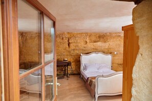 LA-MAISON-BLEUE-La-Suite-Troglodyte-chambre-double