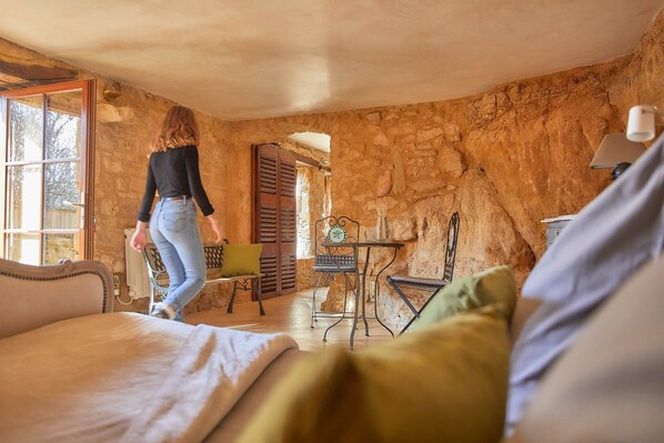 Domaine-de-Cantegrel-vitrac-sarlat-Suite-troglodyte-lit-6-psg