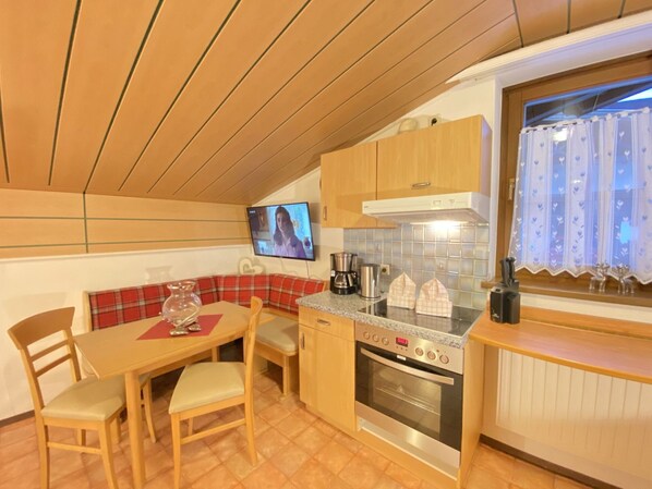 Propriété, Meubles, Table, Bois, Comptoir, Design Intérieur, Chaise, Télévision, Sol, Sol