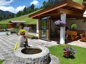 Pot De Fleur, Jardin, Chalet, Plante D'Appartement, Aménagement Paysager, Chaise, Arrière-Cour, Cour, Tache De Bois, Structure En Plein Air