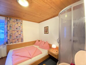 Möbel, Interior Design, Zuhause, Schlafzimmer, Bett, Bettdecke, Linens, Bettrahmen, Bedding, Komfort