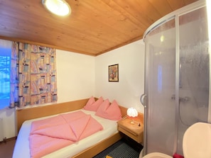 Möbel, Interior Design, Zuhause, Schlafzimmer, Bett, Bettdecke, Linens, Bettrahmen, Bedding, Komfort