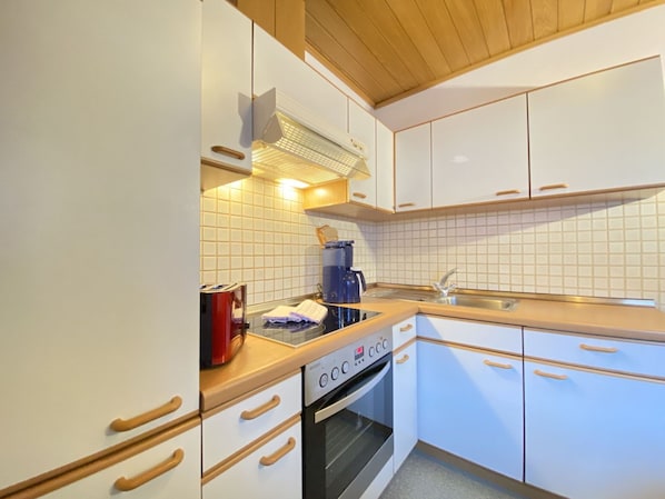 Küche, Countertop, Holz, Interior Design, Flooring, Major Appliance, Küchengerät, Decke, Cabinetry, Sinken