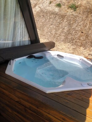 Outdoor spa tub