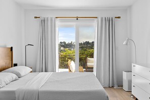 Bedroom with Full bed