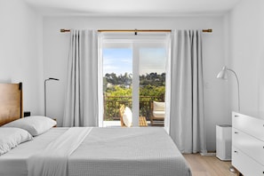 Bedroom with Full bed