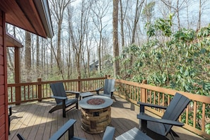 Open-air deck with gas fire table and seating