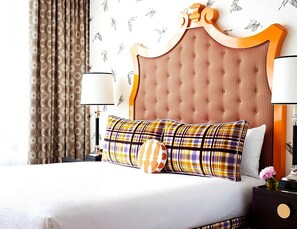 Unit with 1 King size bed. Exact unit will be assigned upon arrival. Views, colors and decor may vary.