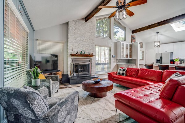 Spacious living room adjacent to gourmet kitchen, laundry area, equipped with Smart TV Gas Fireplace, Central Air