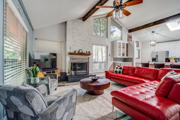 Spacious living room adjacent to gourmet kitchen, laundry area, equipped with Smart TV Gas Fireplace, Central Air
