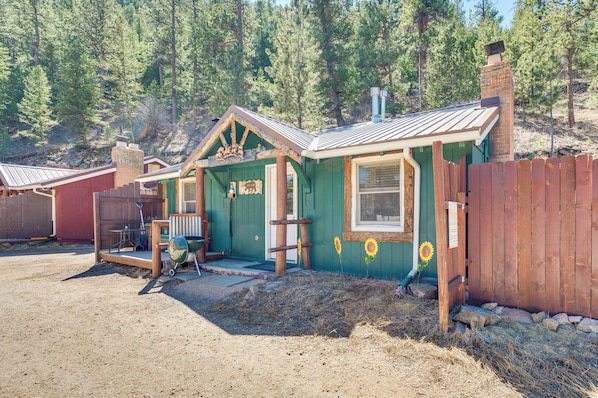 Drake Vacation Rental | 2BR | 1BA | 550 Sq Ft | 3 Steps Required
