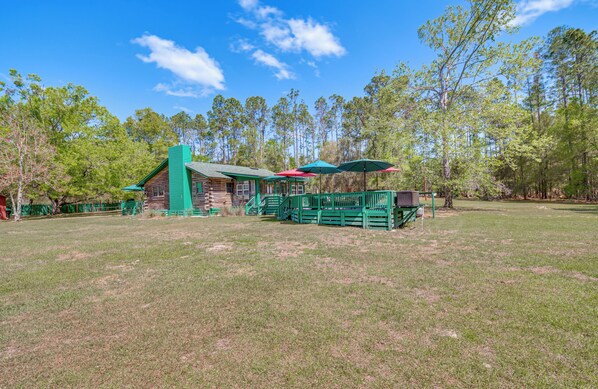 High Springs Vacation Rental | 2BR | 1BA | 1,300 Sq Ft | 5 Steps to Enter