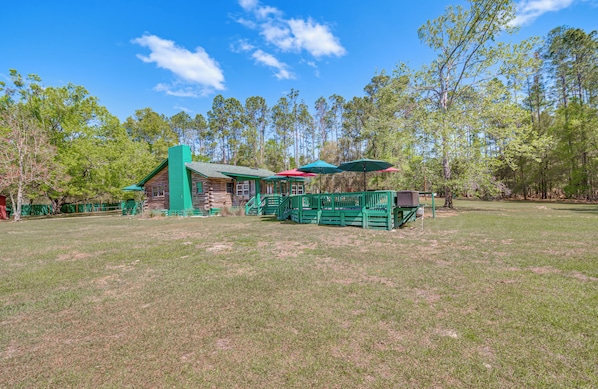 High Springs Vacation Rental | 2BR | 1BA | 1,300 Sq Ft | 5 Steps to Enter
